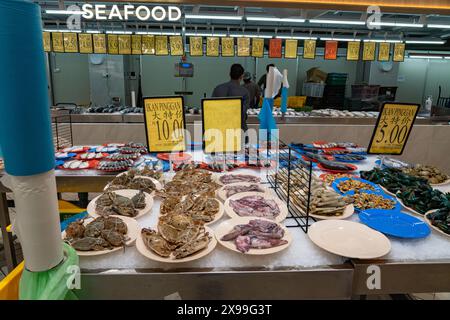 Kuala Lumpur, Malaysia - 9. Mai 2024 : verschiedene Meeresfrüchte wie Oktopus, Krabben, Fisch, Muscheln, Garnelen auf einem feuchten Markt Stockfoto