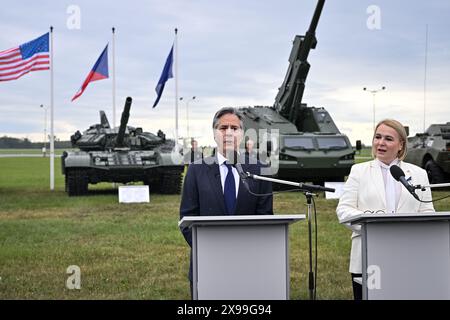 Prag, Tschechische Republik. 30. Mai 2024. Die tschechische Verteidigungsministerin Jana Cernochova (rechts) trifft auf den US-Außenminister Antony Blinken während des zweitägigen informellen Treffens der Außenminister der NATO-Länder am Flughafen Kbely in Prag, Tschechische Republik, am 30. Mai 2024. Quelle: VIT Simanek/CTK Photo/Alamy Live News Stockfoto