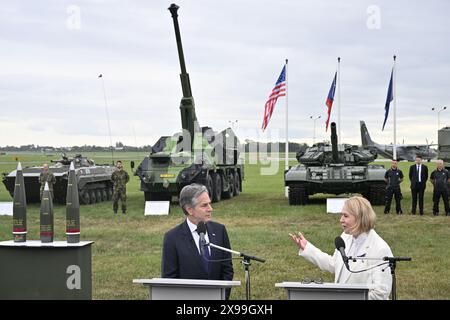 Prag, Tschechische Republik. 30. Mai 2024. Die tschechische Verteidigungsministerin Jana Cernochova (rechts) trifft auf den US-Außenminister Antony Blinken während des zweitägigen informellen Treffens der Außenminister der NATO-Länder am Flughafen Kbely in Prag, Tschechische Republik, am 30. Mai 2024. Quelle: VIT Simanek/CTK Photo/Alamy Live News Stockfoto