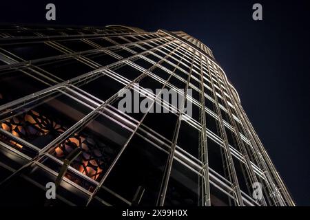 DUBAI, VEREINIGTE ARABISCHE EMIRATE - 23. JUNI 2018: Perspektivische Sicht auf den Burj Khalifa, das größte Gebäude der Welt, das in Dubai, Vereinigte Arabische Emirat gebaut wurde Stockfoto
