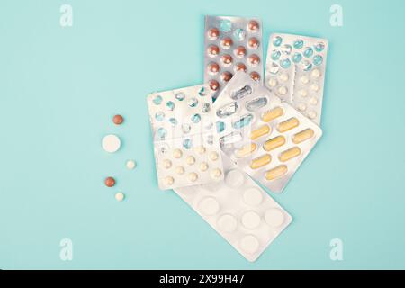 Medikamentenpille, sucht nach Nahrungsergänzungsmitteln und Überdosis, Medikamentenverordnung, Apotheke Tabletten, Gesundheit und Behandlung, Vitamine nehmen Stockfoto