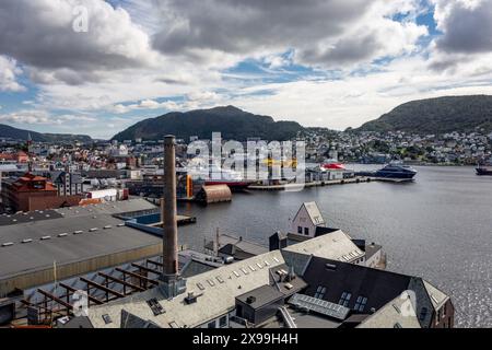 BERGEN, NORWEGEN - 11. AUGUST 2016: Industriehafen der Stadt Bergen in Norwegen mit bewölktem Himmel Stockfoto