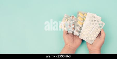 Medikamentenpille, sucht nach Nahrungsergänzungsmitteln und Überdosis, Medikamentenverordnung, Apotheke Tabletten, Gesundheit und Behandlung, Vitamine nehmen Stockfoto