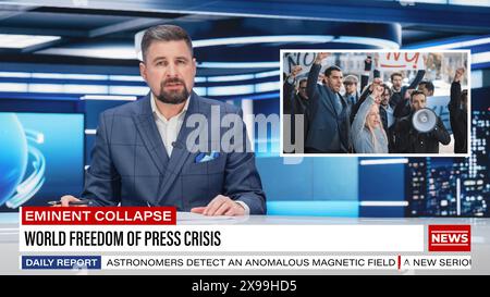 Split Screen TV News Live Report: Anchorman Talks. Reportage Montage: Männlicher Nachrichtensprecher berichtet über Eine Geschichte über den Protest zur Pressefreiheit. Tv-Programm Auf Kabelkanal Konzept. Stockfoto