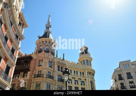 Madrid, Spanien - 13. April 2024. Gebäude an der Plaza de Canalejas. Stockfoto