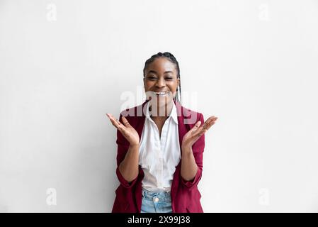 Porträt einer glücklichen, erfolgreichen afroamerikanischen Geschäftsfrau. Schöne junge Dame in formeller Kleidung lächelnd stehend und in die Kamera schauend. Busi Stockfoto
