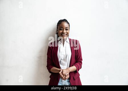 Porträt einer glücklichen, erfolgreichen afroamerikanischen Geschäftsfrau. Schöne junge Dame in formeller Kleidung lächelnd stehend und in die Kamera schauend. Busi Stockfoto