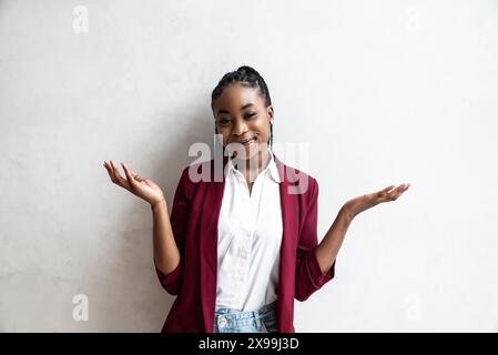 Porträt einer glücklichen, erfolgreichen afroamerikanischen Geschäftsfrau. Schöne junge Dame in formeller Kleidung lächelnd stehend und in die Kamera schauend. Busi Stockfoto