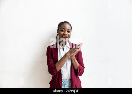 Porträt einer glücklichen, erfolgreichen afroamerikanischen Geschäftsfrau. Schöne junge Dame in formeller Kleidung lächelnd stehend und in die Kamera schauend. Busi Stockfoto