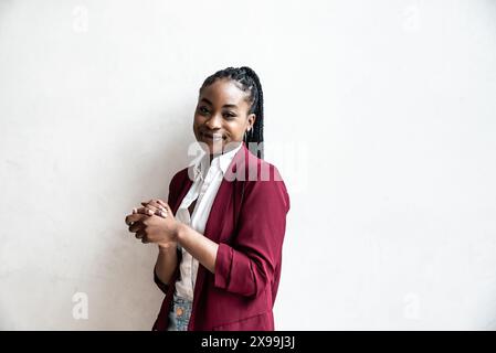 Porträt einer glücklichen, erfolgreichen afroamerikanischen Geschäftsfrau. Schöne junge Dame in formeller Kleidung lächelnd stehend und in die Kamera schauend. Busi Stockfoto