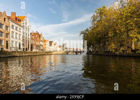 Die goldene Stunde bei Sonnenaufgang im historischen Zentrum von Brügge, Belgien im Frühherbst, Wasserspiegelung Stockfoto