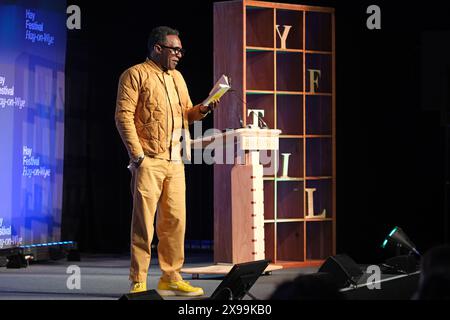 Hey Festival, Hay on Wye, Powys, Wales, Großbritannien – Donnerstag, 30. Mai 2024 – Lemn Sissay Dichter und Schriftsteller auf der Bühne liest Gedichte aus seinem Buch Let the Light Pour in – Foto Steven May / Alamy Live News Stockfoto