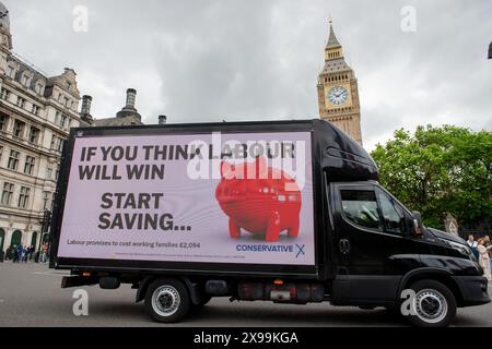 London, England, Großbritannien. 30. Mai 2024. Ein Van mit einem Wahlbanner der Konservativen Partei wird vor den Häusern des Parlaments gesehen. (Kreditbild: © Thomas Krych/ZUMA Press Wire) NUR REDAKTIONELLE VERWENDUNG! Nicht für kommerzielle ZWECKE! Stockfoto