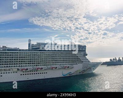 Kreuzfahrt-Norwegian Epic liegt im Hafen von Genua in Italien Kreuzfahrt-Norwegian Epic Kreuzfahrtschiff *** Kreuzfahrt Norwegische Epic im Hafen von Genua in Italien Kreuzfahrt norwegisches Epic Kreuzfahrtschiff Stockfoto