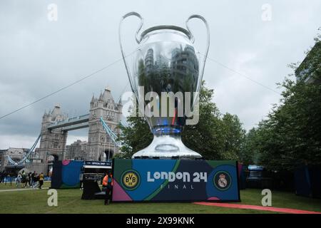 London, England, Großbritannien. 30. Mai 2024. London veranstaltet das UEFA Champions Festival im Potters Fields Park, wo das Finale der UEFA Champions League in Wembley gefeiert wird. Das Festival bietet eine riesige aufblasbare UEFA Champions League-Trophäe und eine Vielzahl von Fußballaktivitäten, Live-Unterhaltung sowie Speisen und Getränke für Familien und Fans gleichermaßen. Die Veranstaltung ist Teil einer stadtweiten Feier an fünf legendären Orten, die Londons pulsierende Kultur und Leidenschaft für Fußball unterstreicht. (Kreditbild: © Joao Daniel Pereira/ZUMA Press Wire) NUR REDAKTIONELLE VERWENDUNG! Nicht für kommerzielle Zwecke Stockfoto