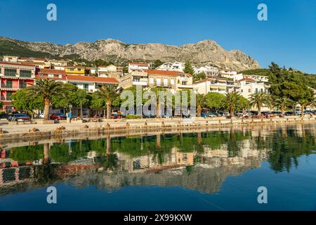 Die Uferpromenade Riva in Podgora, Kroatien, Europa | Podgora Uferpromenade Riva, Kroatien, Europa Stockfoto