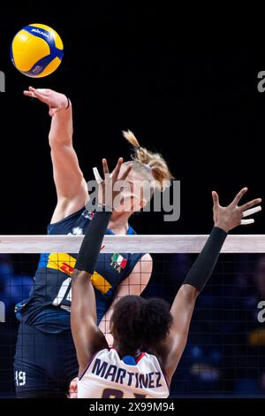 Macau, China. 30. Mai 2024. Sarah Luisa Fahr (Top) aus Italien spitzt den Ball während des Vorspiels zwischen Italien und der Dominikanischen Republik bei der Women's Volleyball Nations League 2024 Macao in Macao, Südchina, 30. Mai 2024. Quelle: Cheong Kam Ka/Xinhua/Alamy Live News Stockfoto