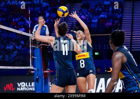 Macau, China. 30. Mai 2024. Alessia Orro (C) aus Italien spielt den Ball während des Vorspiels zwischen Italien und der Dominikanischen Republik bei der Women's Volleyball Nations League 2024 Macao in Macao, Südchina, 30. Mai 2024. Quelle: Cheong Kam Ka/Xinhua/Alamy Live News Stockfoto