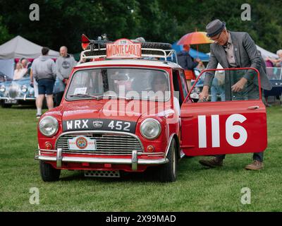 Oldtimer-Besitzer entspannen sich auf einer Oldtimer-Show in England, Großbritannien - Haslemere Classic Car Show im Mai 2024 Stockfoto