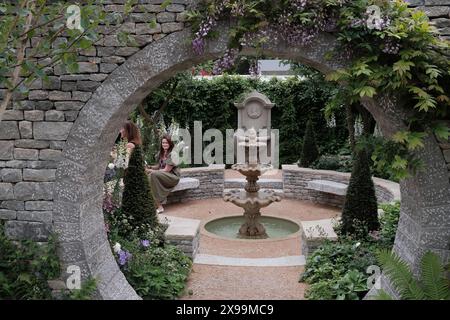 Der Bridgerton Garden Show Garden von Holly Johnston im Hintergrund der jährlichen Chelsea Flower Show Stockfoto