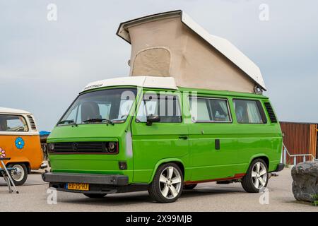 Scheveningen, Niederlande, 26.05.2024, Retro Volkswagen Transporter Camper von 1982 mit Dachzelt auf der Aircooler Oldtimer-Messe Stockfoto