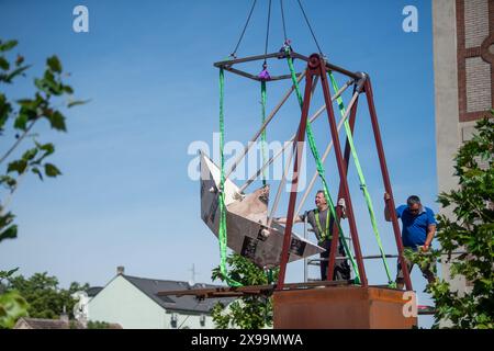 Pardubice, Tschechische Republik. 30. Mai 2024. Enthüllung einer neuen Installation des Künstlers David Cerny, entworfen für die Svitani-Schule in Automaticke Mlyny in Pardubice, Tschechische Republik, 30. Mai 2024. Quelle: Josef Vostarek/CTK Photo/Alamy Live News Stockfoto