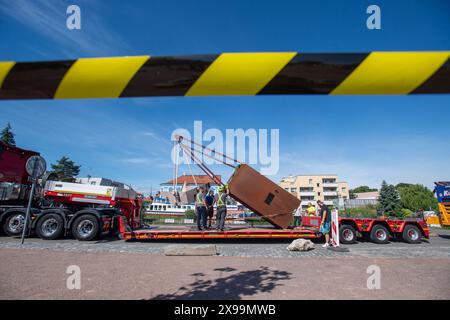 Pardubice, Tschechische Republik. 30. Mai 2024. Enthüllung einer neuen Installation des Künstlers David Cerny, entworfen für die Svitani-Schule in Automaticke Mlyny in Pardubice, Tschechische Republik, 30. Mai 2024. Quelle: Josef Vostarek/CTK Photo/Alamy Live News Stockfoto