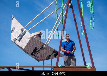 Pardubice, Tschechische Republik. 30. Mai 2024. Enthüllung einer neuen Installation des Künstlers David Cerny, entworfen für die Svitani-Schule in Automaticke Mlyny in Pardubice, Tschechische Republik, 30. Mai 2024. Quelle: Josef Vostarek/CTK Photo/Alamy Live News Stockfoto