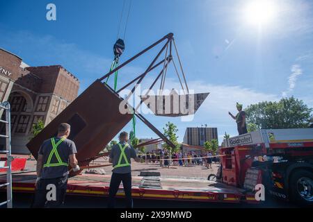 Pardubice, Tschechische Republik. 30. Mai 2024. Enthüllung einer neuen Installation des Künstlers David Cerny, entworfen für die Svitani-Schule in Automaticke Mlyny in Pardubice, Tschechische Republik, 30. Mai 2024. Quelle: Josef Vostarek/CTK Photo/Alamy Live News Stockfoto