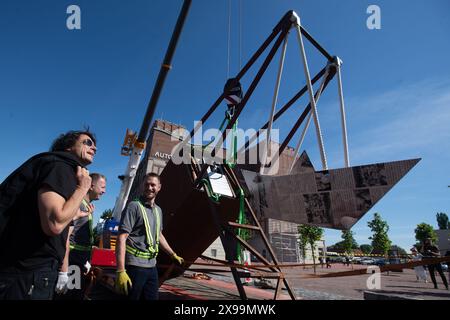 Pardubice, Tschechische Republik. 30. Mai 2024. Enthüllung einer neuen Installation des Künstlers David Cerny, entworfen für die Svitani-Schule in Automaticke Mlyny in Pardubice, Tschechische Republik, 30. Mai 2024. Quelle: Josef Vostarek/CTK Photo/Alamy Live News Stockfoto