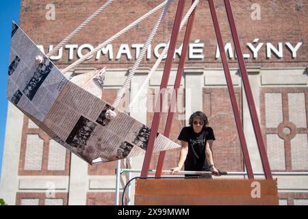 Pardubice, Tschechische Republik. 30. Mai 2024. Enthüllung einer neuen Installation des Künstlers David Cerny, entworfen für die Svitani-Schule in Automaticke Mlyny in Pardubice, Tschechische Republik, 30. Mai 2024. Quelle: Josef Vostarek/CTK Photo/Alamy Live News Stockfoto