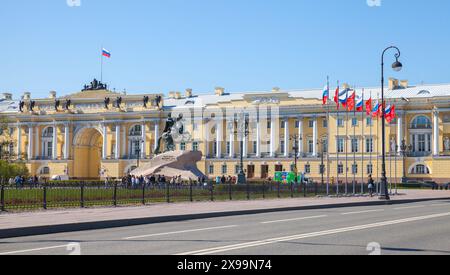 Sankt Petersburg, Russland - 21. Mai 2022: Panoramablick auf den Senatsplatz, Touristen befinden sich in der Nähe des bronzenen Reiters, einer Reiterstatue von Peter dem Großen Stockfoto