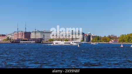 Sankt Petersburg, Russland - 21. Mai 2022: Petrovskaja-Embankment, Neva Stockfoto