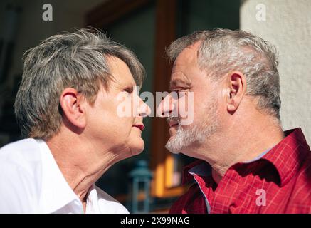 Nahaufnahme eines Seniorenpaares, das sich mit Zuneigung in die Augen sieht Stockfoto