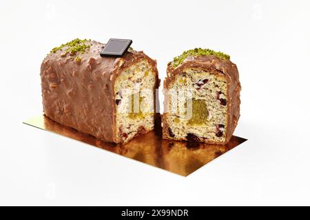 In Scheiben geschnittener, glasierter Brotkuchen mit Fruchtgelee, getrockneten Beeren und Nüssen Stockfoto