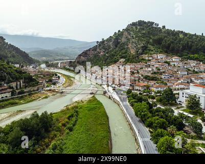 Berat aus einer Drohne, Osum River, Albanien, Europa Stockfoto