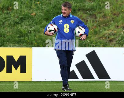 Schottland-Trainer John Carver während eines Trainings in Lesser Hampden, Glasgow. Bilddatum: Donnerstag, 30. Mai 2024. Stockfoto