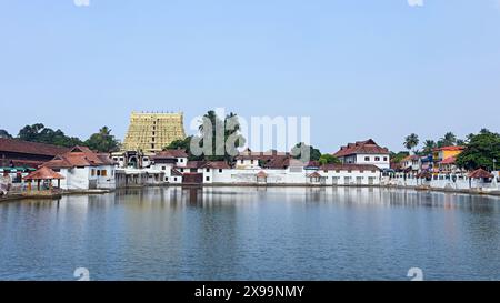 Blick auf Padmatheertha Teich und Shri Padmanabhaswamy Tempel, Thiruvananthapuram, Kerala, Indien. Stockfoto