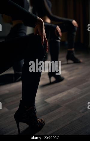 Drei Stiletto-Tänzer machen Bodenarbeit-Choreographie im Studio Stockfoto