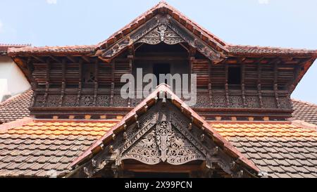 Holzschnitzereien des Padmanabhapuram Palastes, erbaut im Jahr 1605 n. Chr. von Ravi Verma KulsekharaPerumal, Padmanabhapuram, Kanyakumari, Tamilnadu, Indien. Stockfoto