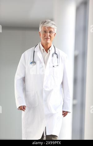 Arzt, der auf dem Flur läuft, Onkologikoa Krankenhaus, Onkologisches Institut, Fallzentrum für Prävention, Diagnose und Behandlung von Krebs, Donostia, San Sebastian, Gipuzkoa, Baskenland, Spanien. Stockfoto