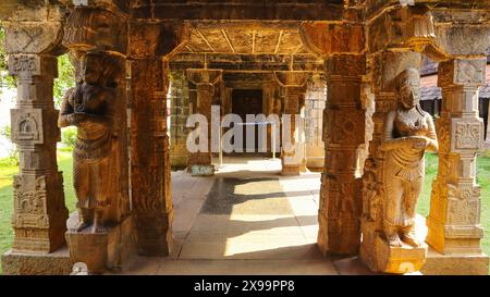 Geschnitzte Tempelsäulen und Frauenskulpturen im Padmanabhapuram Palace, Kanyakumari, Kerala, Indien. Stockfoto