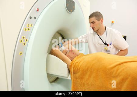 PET-CT Siemens Biograph, kombinierte Apparatur für Positronen-Emissions-Tomographie PET und Röntgen-Computertomographie CT, Nuklearmedizin, Onkologikoa Hospital, Oncology Institute, Case Center for Prevention, Diagnostics and treatment of Cancer, Donostia, San Sebastian, Gipuzkoa, Baskenland, Spanien. Stockfoto