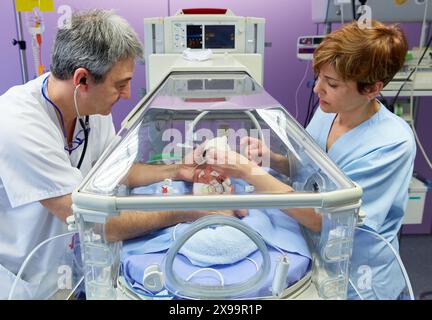 Inkubator, medizinische Versorgung, Neugeborene-Intensivstation, Intensivstation, Krankenhaus Donostia, San Sebastian, Gipuzkoa, Baskenland, Spanien. Stockfoto