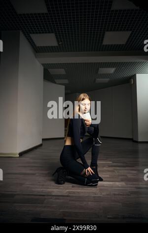 Junge Frau, die Selfie macht, bevor Stiletto-Tanz im Studio stattfindet Stockfoto