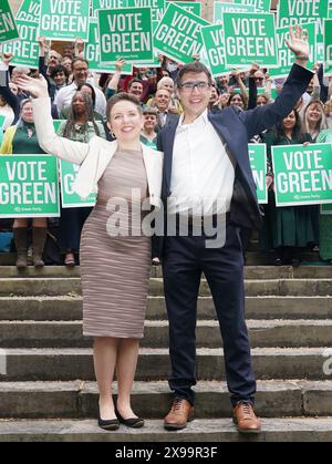 Carla Denyer und Adrian Ramsay, die Mitvorsitzenden der Grünen Partei, während des Wahlkampfs der Grünen Partei in St. George's Bristol. Bilddatum: Donnerstag, 30. Mai 2024. Stockfoto