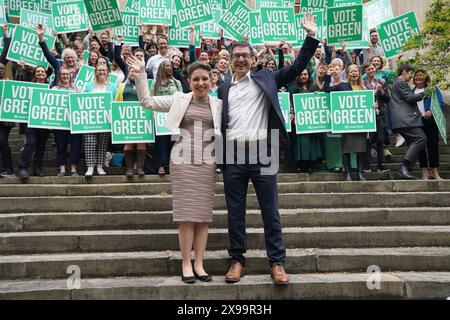 Carla Denyer und Adrian Ramsay, die Mitvorsitzenden der Grünen Partei, während des Wahlkampfs der Grünen Partei in St. George's Bristol. Bilddatum: Donnerstag, 30. Mai 2024. Stockfoto