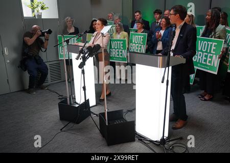 Carla Denyer und Adrian Ramsay sprechen während des Wahlkampfs der Grünen Partei in St. George's Bristol. Bilddatum: Donnerstag, 30. Mai 2024. Stockfoto