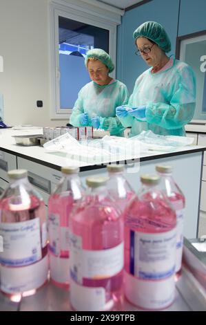 Zubereitung von Medikamenten, Reinraum, Apotheke, Krankenhaus Donostia, San Sebastian, Gipuzkoa, Baskenland, Spanien. Stockfoto