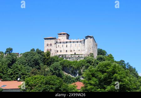 Angera, Varese, Lombardei, Italien. Die Rocca di Angera oder auch Borromeo Castle genannt, ist eine rocca auf einem Hügel oberhalb der Stadt Angera am Südufer des Lago Maggiore. Es hat mittelalterliche Ursprünge. Panoramablick. Stockfoto